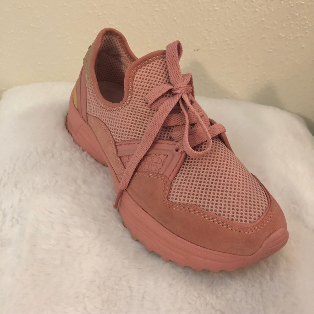 Women’s Rose Sneakers 7.5